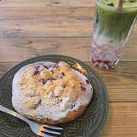 drożdżówka i truskawkowa matcha latte at Fukafe in Gdansk