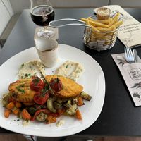 Heerlijke knolselderij steak, met frietjes en vegan mayo. They nailed it! 👌🏻   at Bie De Bron in Schinnen