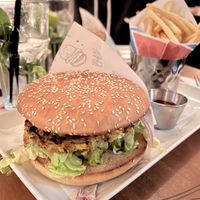 Burger (yummy quinoa patty), chips & elderflower lemonade  at Maximilian in Speyer