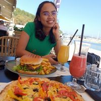 The burger is not vegan, that's my friend's order at Ma Mer in Katakolo