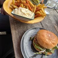 Rote Bete Burger und Fritten Mix (groß) mit veganer Mayo und Guacamole  at WittenBurger in Lutherstadt Wittenberg
