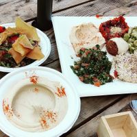 Fatoush, assiete vegan, hummus, foul at Zeitoun in Brussels