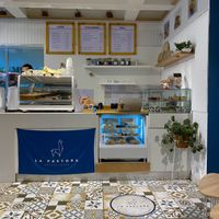 Vitrina y opciones de bebestibles   at La Pastora Coffeehouse in Santiago