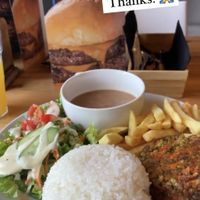 Arroz, feijão, salada, batata frita e hambúrguer de lentilha.   at SAMPA - 津支店 in Mie