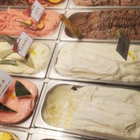 ice-creams on the left are mostly dairy-free at Bar & Gelateria Raffinato in Osaka