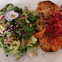 Gratin di patate dolci e zucca con contorno di insalata at V&G in Avignon