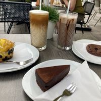 Lemon muffin, chocolate cake and cookie. Ice coffee with oat milk and vanilla syrup, Oreo frappé. All of it very delicious.  at Campus Suite in Flensburg