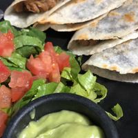 Amili tiene variedad de Tacos, desde tacos al pastor, Cochinita o bisteck. También ofrecen Tacos a la Plancha como los de la foto o Sincronizadas gigantes.  at Amili Deli in Reynosa
