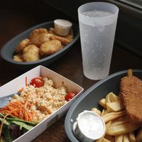 Vegan fish and chips, vegan nuggets and salde aux legumes  at Disneyland - Toad Hall Restaurant in Chessy