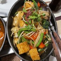 Gemüse und Tofu in einer Sojasauce, serviert mit reichlich (!!) Reis.  at Pinto Thai in Darmstadt