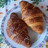 Brioche alla curcuma e brioche alla marmellata di more, prese da asporto at Pasticceria - Enoteca del Corso in Tradate