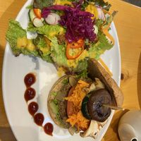 Burger plate   at Alishan Park アリサンパーク in Tokyo