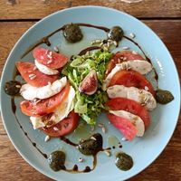 Tomate con mozzarella y pesto at Le Jardin in Biarritz