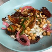 Plat de la semaine : Légumes aux épices libanaises, pois-chiches, pickles d’oignons et tzatziki vegan  at Le Jardin in Biarritz