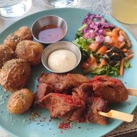 Brochettes de seitan maison, salade et pommes de terre grenaille at Le Jardin in Biarritz