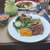 Plat végétal avec soupe froide at LES BONS AMIS. Le Comptoir in Beziers