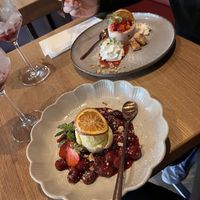 Veganes Vanilleeis mit heißen Kirschen & Erdbeertörtchen (vegetarisch)  at Krüsch in Wangerooge