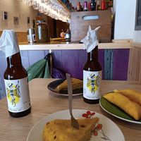 Pintxo de tortilla, empanadillas y cerveza artesanal, todo vegan y gluten-free at Topa in Bilbao