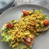 Das avocado Toast mit scrambled Tofu anstelle des Ei. Ich habe explizit danach gefragt, es so zu bekommen. Kein Aufpreis 🥺🙏🏼  at Cookies Coffee Shop and Foods in Lembongan