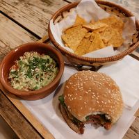 Small Bürger with guacamole and nachos at Carob Restaurant in Amman