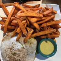 Burger mit Pommes at The Cafe in Key West