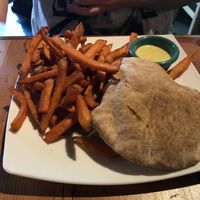 Burger mit Pommes at The Cafe in Key West