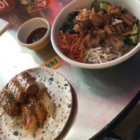 SoTteok SoTteok, Bibimbap und Rose Kiss (Getränk)  at Kkokki Vegan House in Hamburg