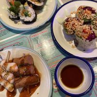 Reiskuchen, NoNo Vurst, koreanische Sushi und koreanische Summer Rolls   at Kkokki Vegan House in Hamburg