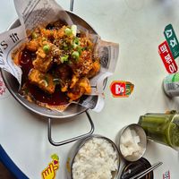 Fried tofu and cauliflower with gochujang sauce and the matcha lemonade at Kkokki Vegan House in Hamburg