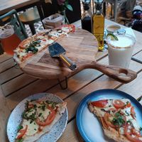 Pizza margarita at Elemental in Marinilla