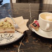 Cheesecake de pistacho vegano y café con leche de avena at Organic Ume in Barcelona