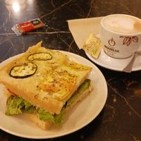 Cafè amb llet de civada i focaccia vegana at Organic Ume in Barcelona