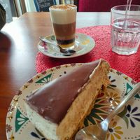 Tarta y barraquito at Humus Vegan Tenerife in Tenerife