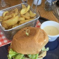 Hamburger végane avec délicieuses frites maison  at La Brasserie Royannaise in Royan