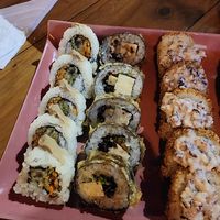 Los tres (medios) rollos se sushi vegano, at Sushi World in Medellin