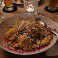 Rote Beete Kamut-Spaghetti

Scharf gebratener Blumenkohl

Tempehwürfel

Mungosprossen und Macadamiabrösel

Kokos-Currysauce at Körle und Adam in Stuttgart