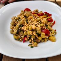 Bulgursalat aus Gerste mit Erbsen, Paprika, Zucchini und Kirschtomaten at Terra Madre in Muhlheim Am Main