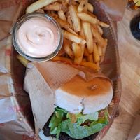 Veganer Burger mit Pommes und Chipotle at Barrels Burgers & Beer in Stockholm