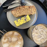 Bananenbrot, Raw Cake Zitrone-Mohn und Chai Latte mit Haferdrink auf Eis   at Loui in Munich