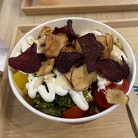 Bowl green energy: Hummus ceci e avocado,pomodorini, cavolo romano, bulgur e menta, mandorle, chips vegetali, vegan mayo al prezzemolo con mango e senza patata americana  at Hummus Around in Arese