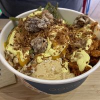 Bowl large:hummus ceci e ceci/avocado, farro e menta, riso basmati, fagiolini, edamame, doppio planted pulled, cipolla croccante, noci caramellate, salsa chili mango e curry cocco  at Hummus Around in Arese