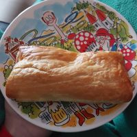 Saucijzenbroodje 😁 (Thuis opgegeten) at De Vegan Bakker in Heusden