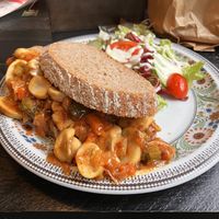 Broodje jack fruit en champignons 💜  at De Vegan Bakker in Heusden