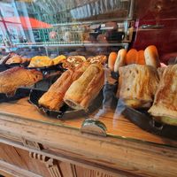 Kaas- en saucijzenbroodjes at De Vegan Bakker in Heusden