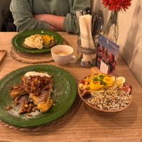 French toast with caramelised apple, granola bowl, matcha spirulina pancakes. 🤤 #Veganuary at El Verde in Genk