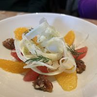 Fenchelstreifen treffen Orangen- und Grapefruit gestoppt mit karamellisierten Pekanüssen  at Chez Nina in Amsterdam