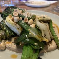 Geröstetes Gemüse (Brokkoli, Chinakohl und noch was) auf Tahinibett, getoppt mit gerösteten Haselnüssen   at Chez Nina in Amsterdam