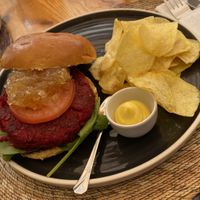 Plantbased burger (voir le menu pour les détails du burger), avec frites (les chips)  at Carallo in San Jose