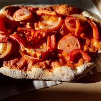 Pinsa base with extra tomatoes and bell pepper at Dorftanke GmbH in Weibersbrunn