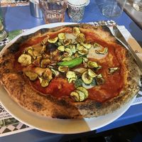 Margherita vegan con chips di zucchine   at Pizzeria Assaje in Milan